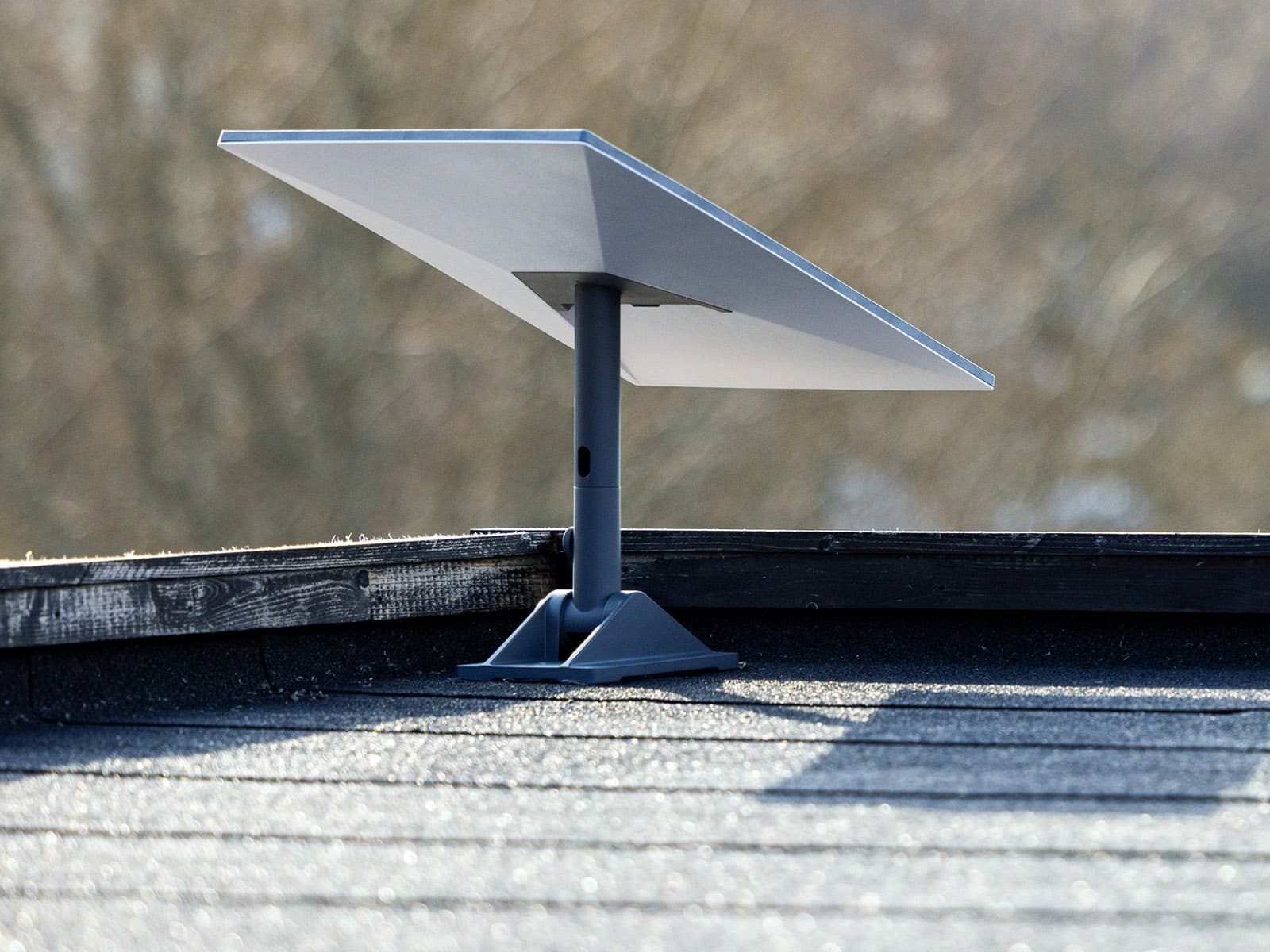 Antena Starlink Standard instalada sobre el techo de una casa